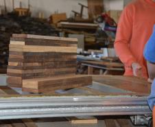 Apenados transformam madeira apreendida em piso para o Corpo de Bombeiros