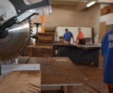 Apenados transformam madeira apreendida em piso para o Corpo de Bombeiros