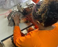 Mulheres privadas de liberdade confeccionam peças de roupas íntimas na Cadeia Pública de Pitanga