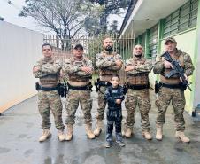 Polícia Penal faz apresentação com cães em escola municipal de Paiçandu em homenagem ao Dia das Crianças