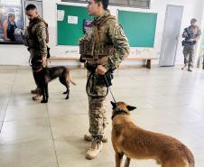 Polícia Penal faz apresentação com cães em escola municipal de Paiçandu em homenagem ao Dia das Crianças