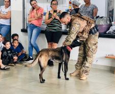 Polícia Penal faz apresentação com cães em escola municipal de Paiçandu em homenagem ao Dia das Crianças