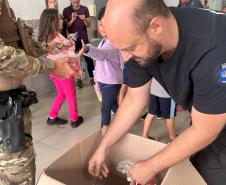 Polícia Penal faz apresentação com cães em escola municipal de Paiçandu em homenagem ao Dia das Crianças