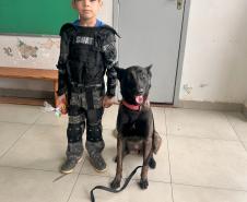 Polícia Penal faz apresentação com cães em escola municipal de Paiçandu em homenagem ao Dia das Crianças