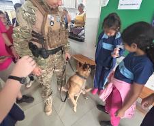 Polícia Penal faz apresentação com cães em escola municipal de Paiçandu em homenagem ao Dia das Crianças