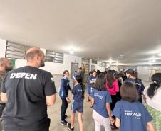 Polícia Penal faz apresentação com cães em escola municipal de Paiçandu em homenagem ao Dia das Crianças