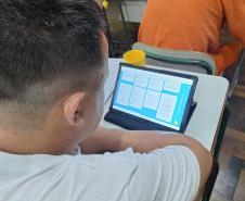 Polícia Penal inova na educação de apenados com o uso de tablets na Unidade de Progressão de Ponta Grossa