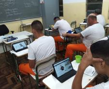 Polícia Penal inova na educação de apenados com o uso de tablets na Unidade de Progressão de Ponta Grossa