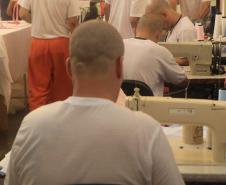 Polícia Penal distribui mais de mil brindes artesanais produzidos no sistema prisional durante o Verão Maior Paraná