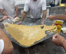 Curso de bolachas de Páscoa qualifica apenados em Cascavel e reforça reintegração social