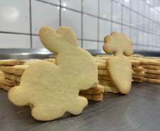 Curso de bolachas de Páscoa qualifica apenados em Cascavel e reforça reintegração social