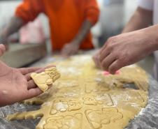 Curso de bolachas de Páscoa qualifica apenados em Cascavel e reforça reintegração social