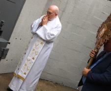 Penitenciária Feminina do Paraná recebe visita pastoral do arcebispo Dom Peruzzo para celebração de Corpus Christi