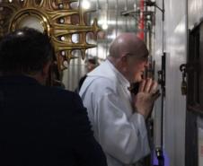Penitenciária Feminina do Paraná recebe visita pastoral do arcebispo Dom Peruzzo para celebração de Corpus Christi