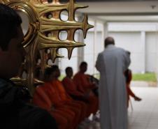 Penitenciária Feminina do Paraná recebe visita pastoral do arcebispo Dom Peruzzo para celebração de Corpus Christi