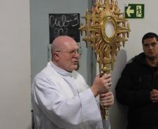 Penitenciária Feminina do Paraná recebe visita pastoral do arcebispo Dom Peruzzo para celebração de Corpus Christi