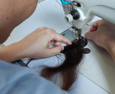 Reintegração social e solidariedade: mulheres privadas de liberdade produzem próteses capilares para pacientes com câncer