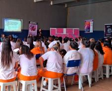 Mulheres privadas de liberdade participam de palestra em alusão ao Agosto Lilás, em Foz do Iguaçu
