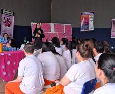 Mulheres privadas de liberdade participam de palestra em alusão ao Agosto Lilás, em Foz do Iguaçu