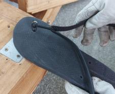 Pessoas privadas de liberdade produzem mais de mil chinelos por mês em fábrica na Penitenciária Estadual de Foz do Iguaçu IV