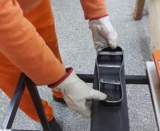 Pessoas privadas de liberdade produzem mais de mil chinelos por mês em fábrica na Penitenciária Estadual de Foz do Iguaçu IV