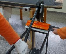 Pessoas privadas de liberdade produzem mais de mil chinelos por mês em fábrica na Penitenciária Estadual de Foz do Iguaçu IV