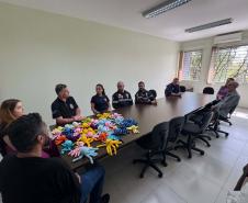 Pessoas privadas de liberdade fazem polvinhos de crochê para crianças atendidas pelo Samu