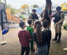Polícia Penal do Paraná participa de exposição escolar em Cascavel e aproxima crianças da segurança pública