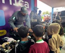 Polícia Penal do Paraná participa de exposição escolar em Cascavel e aproxima crianças da segurança pública