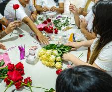 Mulheres privadas de liberdade preparam rosas que serão entregues no Dia da Mulher