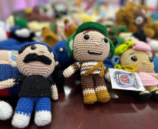 Amigurumis feitos por custodiados das unidades penais serão distribuídos às mulheres em dia de conscientização de combate à violência