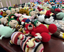 Amigurumis feitos por custodiados das unidades penais serão distribuídos às mulheres em dia de conscientização de combate à violência