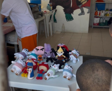 Amigurumis feitos por custodiados das unidades penais serão distribuídos às mulheres em dia de conscientização de combate à violência