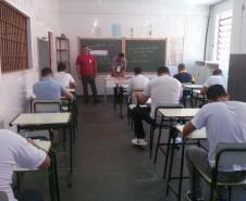 Presos custodiados em unidades penais de Londrina participaram da segunda fase do vestibular da Universidade Estadual de Londrina (UEL). 