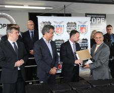 O governador Beto Richa e o secretário estadual da Segurança Pública e Administração Penitenciária, Wagner Mesquita, entregam mais 160 pistolas da marca Glock para a Polícia Civil e 45 viaturas para o Departamento Penitenciário do Paraná (Depen).  As entregas fazem parte do programa Paraná Seguro da Secretaria de Segurança Pública e Administração Penitenciária.Curitiba, 10/04/2017.Foto: Orlando Kissner/ANPr