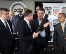 O governador Beto Richa e o secretário estadual da Segurança Pública e Administração Penitenciária, Wagner Mesquita, entregam mais 160 pistolas da marca Glock para a Polícia Civil e 45 viaturas para o Departamento Penitenciário do Paraná (Depen).  As entregas fazem parte do programa Paraná Seguro da Secretaria de Segurança Pública e Administração Penitenciária.Curitiba, 10/04/2017.Foto: Orlando Kissner/ANPr