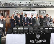 O governador Beto Richa e o secretário estadual da Segurança Pública e Administração Penitenciária, Wagner Mesquita, entregam mais 160 pistolas da marca Glock para a Polícia Civil e 45 viaturas para o Departamento Penitenciário do Paraná (Depen).  As entregas fazem parte do programa Paraná Seguro da Secretaria de Segurança Pública e Administração Penitenciária.Curitiba, 10/04/2017.Foto: Orlando Kissner/ANPr
