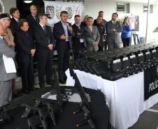 O governador Beto Richa e o secretário estadual da Segurança Pública e Administração Penitenciária, Wagner Mesquita, entregam mais 160 pistolas da marca Glock para a Polícia Civil e 45 viaturas para o Departamento Penitenciário do Paraná (Depen).  As entregas fazem parte do programa Paraná Seguro da Secretaria de Segurança Pública e Administração Penitenciária.Curitiba, 10/04/2017.Foto: Orlando Kissner/ANPr