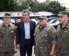 O governador Beto Richa e o secretário estadual da Segurança Pública e Administração Penitenciária, Wagner Mesquita, entregam mais 160 pistolas da marca Glock para a Polícia Civil e 45 viaturas para o Departamento Penitenciário do Paraná (Depen).  As entregas fazem parte do programa Paraná Seguro da Secretaria de Segurança Pública e Administração Penitenciária.Curitiba, 10/04/2017.Foto: Orlando Kissner/ANPr