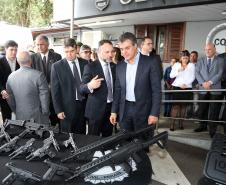 O governador Beto Richa e o secretário estadual da Segurança Pública e Administração Penitenciária, Wagner Mesquita, entregam mais 160 pistolas da marca Glock para a Polícia Civil e 45 viaturas para o Departamento Penitenciário do Paraná (Depen).  As entregas fazem parte do programa Paraná Seguro da Secretaria de Segurança Pública e Administração Penitenciária.Curitiba, 10/04/2017.Foto: Orlando Kissner/ANPr