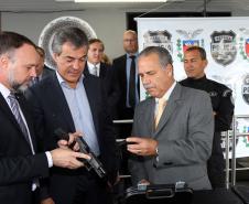 O governador Beto Richa e o secretário estadual da Segurança Pública e Administração Penitenciária, Wagner Mesquita, entregam mais 160 pistolas da marca Glock para a Polícia Civil e 45 viaturas para o Departamento Penitenciário do Paraná (Depen).  As entregas fazem parte do programa Paraná Seguro da Secretaria de Segurança Pública e Administração Penitenciária.Curitiba, 10/04/2017.Foto: Orlando Kissner/ANPr