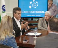 O Paraná cria escritório social para atender indivíduos que deixam o sistema prisional e passam a usar tornozeleira eletrônica. A abertura foi autorizada pelo governador Beto Richa, nesta terça-feira (06/06). O local ofertará diversos serviços de cidadania para auxiliar na reintegração social.Curitiba, 06-06-17.Foto: Arnaldo Alves / ANPr.