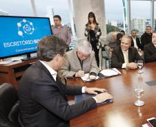 O Paraná cria escritório social para atender indivíduos que deixam o sistema prisional e passam a usar tornozeleira eletrônica. A abertura foi autorizada pelo governador Beto Richa, nesta terça-feira (06/06). O local ofertará diversos serviços de cidadania para auxiliar na reintegração social.Curitiba, 06-06-17.Foto: Arnaldo Alves / ANPr.