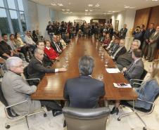 O Paraná cria escritório social para atender indivíduos que deixam o sistema prisional e passam a usar tornozeleira eletrônica. A abertura foi autorizada pelo governador Beto Richa, nesta terça-feira (06/06). O local ofertará diversos serviços de cidadania para auxiliar na reintegração social.Curitiba, 06-06-17.Foto: Arnaldo Alves / ANPr.