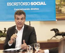 O Paraná cria escritório social para atender indivíduos que deixam o sistema prisional e passam a usar tornozeleira eletrônica. A abertura foi autorizada pelo governador Beto Richa, nesta terça-feira (06/06). O local ofertará diversos serviços de cidadania para auxiliar na reintegração social.Curitiba, 06-06-17.Foto: Arnaldo Alves / ANPr.