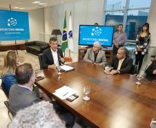 O Paraná cria escritório social para atender indivíduos que deixam o sistema prisional e passam a usar tornozeleira eletrônica. A abertura foi autorizada pelo governador Beto Richa, nesta terça-feira (06/06). O local ofertará diversos serviços de cidadania para auxiliar na reintegração social.Curitiba, 06-06-17.Foto: Arnaldo Alves / ANPr.