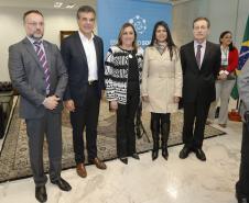 O Paraná cria escritório social para atender indivíduos que deixam o sistema prisional e passam a usar tornozeleira eletrônica. A abertura foi autorizada pelo governador Beto Richa, nesta terça-feira (06/06). O local ofertará diversos serviços de cidadania para auxiliar na reintegração social.Curitiba, 06-06-17.Foto: Arnaldo Alves / ANPr.