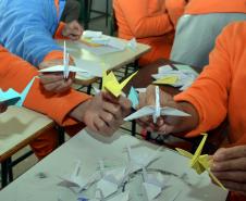 Presos de Piraquara participam da campanha 72 mil Tsurus pela Paz