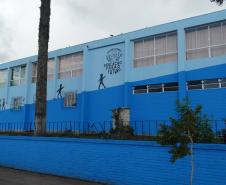 O Colégio Estadual Romário Martins, Piraquara, Região Metropolitana de Curitiba está revitalizado. O Programa Mãos Amigas finalizou na última semana a pintura dos muros, da fachada, das salas de aula e das paredes externas e internas da escola, além de reparos nos forros e novas instalações elétricas. Tudo para beneficiar mais de 1.500 estudantes dos ensinos fundamental e médio.Curitiba, 20/10/2017.Foto: Divulgação SEED