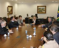 A governadora Cia Borghetti durante reunião nesta segunda-feira com o prefeito de Guarapuava Cesar Silvestri filho, secretário especial de Administração Penitenciaria Ceronel Elio de Oliveira e o chefe do Departamento Peniténciario do Estado, delegado Francisco Caricatti e demais autoridades. - Curitiba/Pr, 11.06.2018 - Foto Jonas Oliveira/Governadoria
